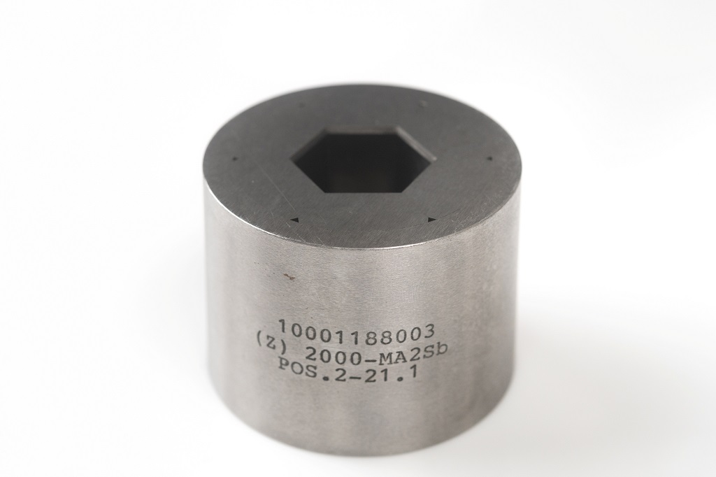 The six-piece die is used for cold forging screws, with six segments working together to ensure precise dimensions and smooth surfaces.